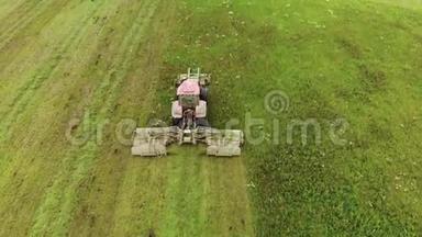 拖拉机把新鲜的青草割成青贮饲料和牧草，用作农场的动物饲料